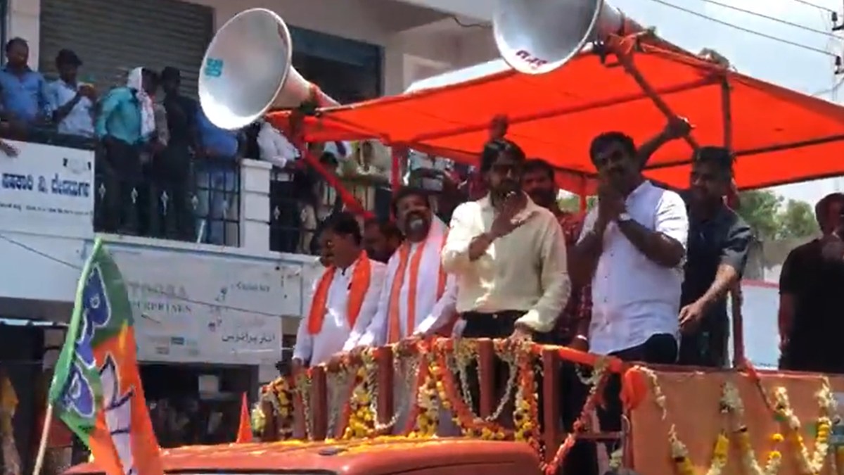 Karnataka Election 2023: Kichcha Sudeep Drink Tea of Fans Roadside Shop In Devadurga 
