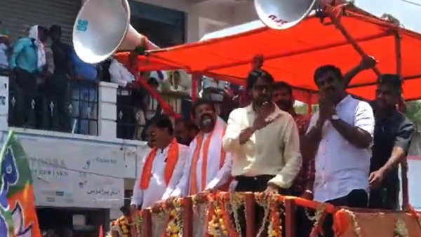 Karnataka Election 2023: Kichcha Sudeep Drink Tea of Fans Roadside Shop In Devadurga 