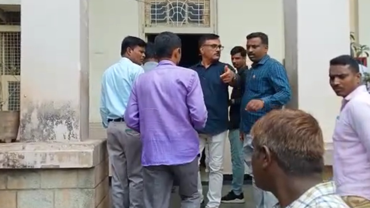 Lokayukta raid on junior engineer while taking bribe from contractor in Gadag