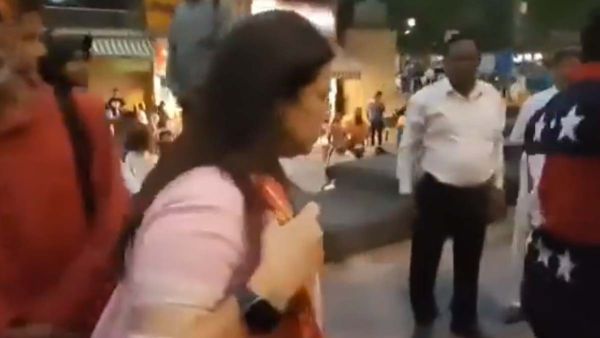 Union Minister Meenakshi Lekhi ran away after asking a question about wrestlers protest 
