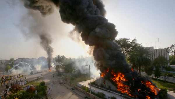 Imran Khan followers started violent protest in Pakistan