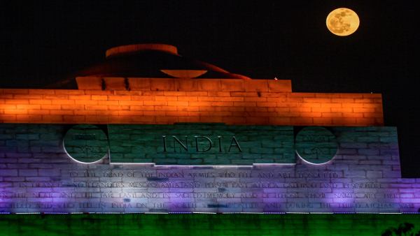 ಇಂಡಿಯಾ ಗೇಟ್ ಮೇಲೆ ಹುಣ್ಣಿಮೆ ಚಂದ್ರ