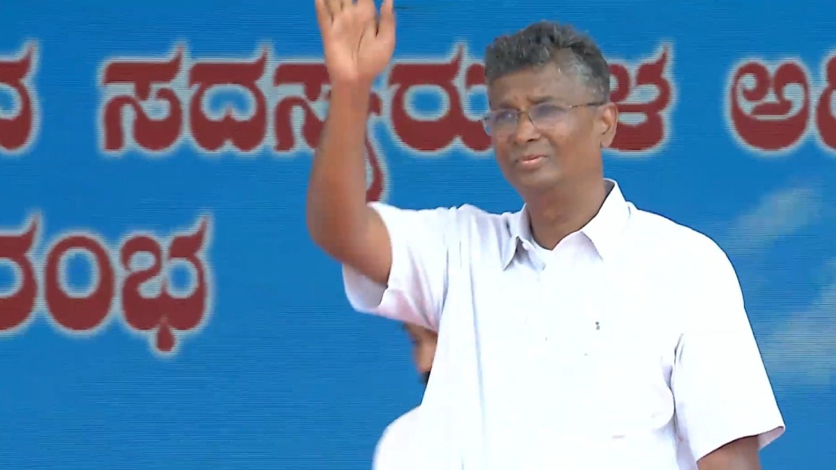 Satish Jarkiholi took oath in the name of Buddha Satish Jarkiholi took oath in the name of Buddha