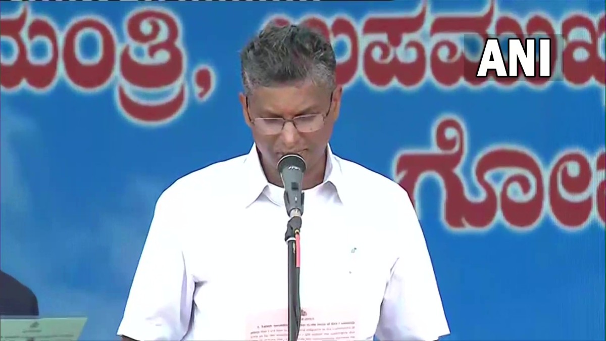 Satish Jarkiholi took oath in the name of Buddha Satish Jarkiholi took oath in the name of Buddha