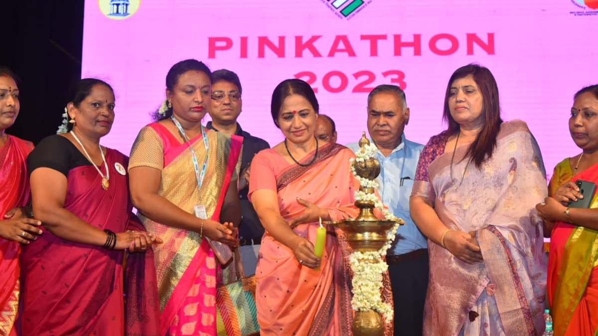Shalini Rajneesh Flags Off For Pinkathon Program Shalini Rajneesh Flags Off For Pinkathon Program