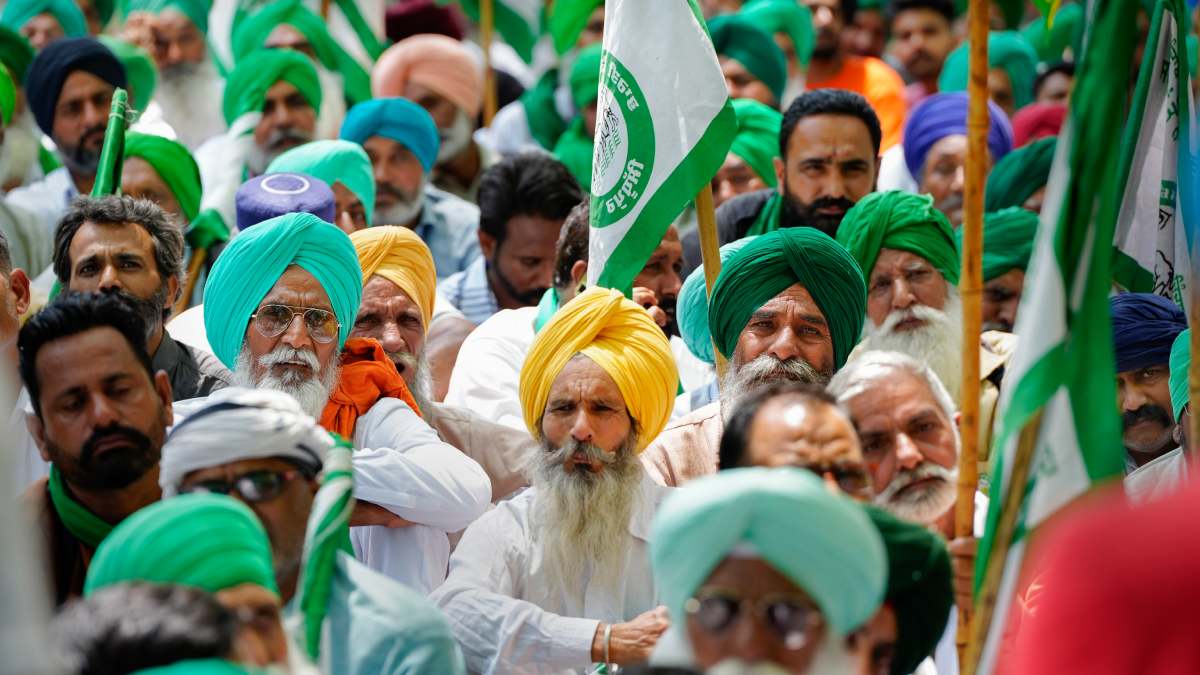 Farmers jump barricade to support wrestlers: Tension in Jantar-Mantar