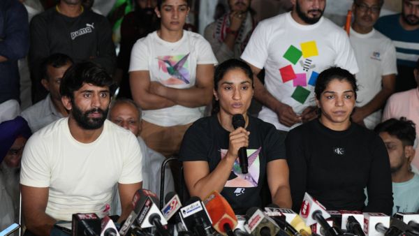 Wrestlers Protest: Will Throw Our Medals in Ganga Says Wrestlers in Delhi Wrestlers Protest: Will Throw Our Medals in Ganga Says Wrestlers in Delhi