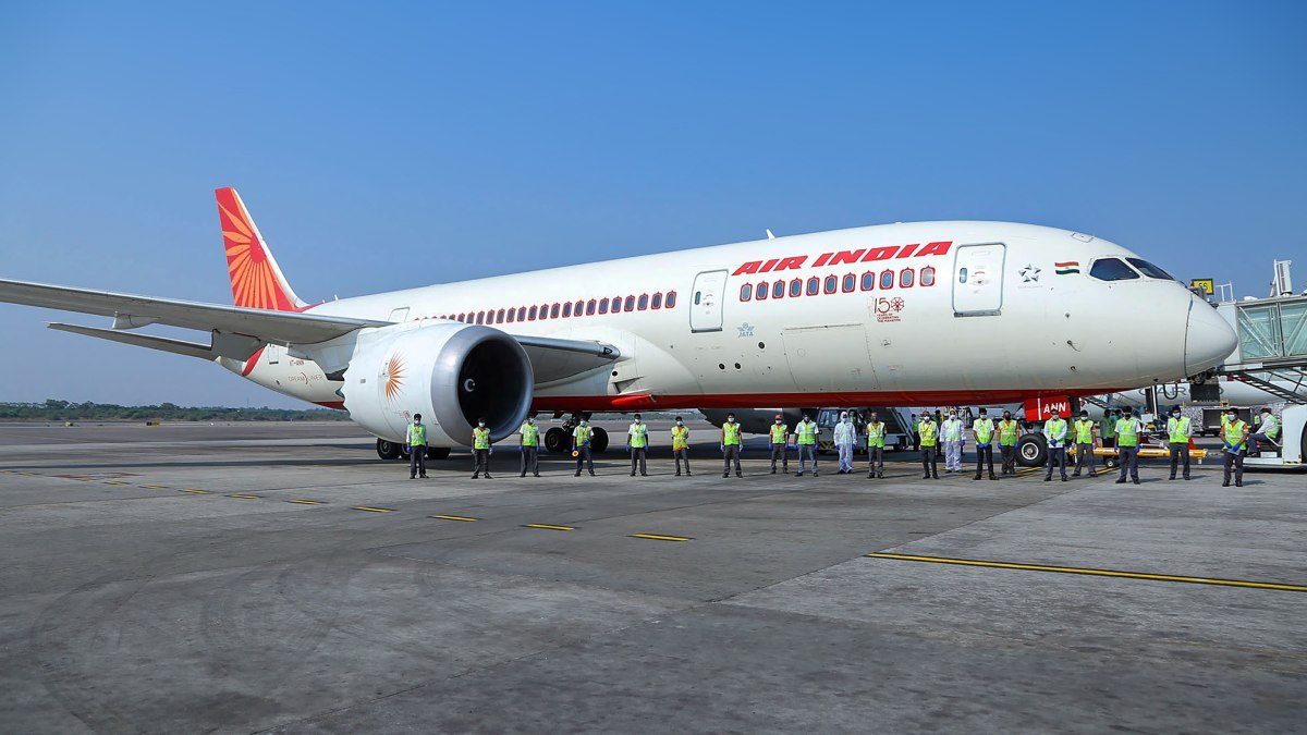 Air India passenger Defecates Mid-Air On Mumbai-Delhi Flight and he Arrested 