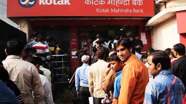 Domestic helps, shopkeepers, petrol pump staff are In bank queues 