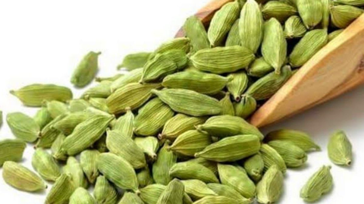 Use cardamom to control pitta, headache and cold