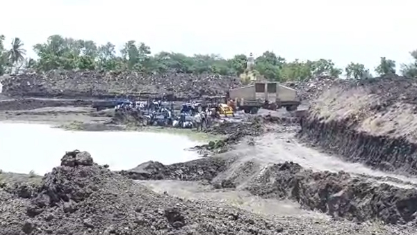 Cleaning work at Yarebudihalla Lake by villagers 