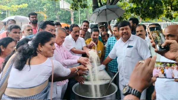 ನವದೆಹಲಿ, ಜೂನ್ 22: ಅಕ್ಕಿ ವಿತರಣೆ ಬಗ್ಗೆ ರಾಜಕೀಯ ಅಥವಾ ದ್ವೇಷದ ರಾಜಕಾರಣ ಮಾಡುವುದು ಬೇಡ ಎಂದು ಕೇಂದ್ರ ಗೃಹ ಸಚಿವ ಅಮಿತ್ ಶಾ ಅವರಿಗೆ ತಿಳಿಸಿದ್ದೇನೆ ಎಂದು ಮುಖ್ಯಮಂತ್ರಿ ಸಿದ್ದರಾಮಯ್ಯ ತಿಳಿಸಿದರು. ಈ ಕುರಿತು ಗುರುವಾರ ನವದೆಹಲಿಯ ಕರ್ನಾಟಕ ಭವನದಲ್ಲಿ ಮಾಧ್ಯಮದವರೊಂದಿಗೆ ಮಾತನಾಡಿದ ಅವರು, ನಿನ್ನೆ ರಾತ್ರಿ ಕೇಂದ್ರ ಗೃಹ ಸಚಿವ ಅಮಿತ್ ಶಾ ಅವರನ್ನು ಭೇಟಿ ಮಾಡಿದ ಸಂದರ್ಭದಲ್ಲಿ ಎಫ್.ಸಿ.ಐ ಅಕ್ಕಿ ನೀಡುವ ವಿಚಾರದಲ್ಲಿ ಒಪ್ಪಿಗೆ ಪತ್ರವನ್ನು ನೀಡಿ ಮರುದಿನವೇ ಅಕ್ಕಿ ವಿತರಣೆಯನ್ನು ರಾಜ್ಯಗಳಿಗೆ ಸ್ಥಗಿತಗೊಳಿಸಿಗಿರುವ ವಿಚಾರವನ್ನು ಗಮನಕ್ಕೆ ತರಲಾಗಿದೆ. ಅಮಿತ್ ಶಾ ಅವರು ಸಂಬಂಧಪಟ್ಟ ಮಂತ್ರಿಗಳಿಗೆ ಮಾತನಾಡುತ್ತೇನೆ ಎಂದು ಭರವಸೆ ನೀಡಿದ್ದಾರೆ. ರಾಜ್ಯಕ್ಕೆ ಎರಡು ಐ.ಆರ್.ಪಿ ಬಟಾಲಿಯನ್ ನ್ನು ಒದಗಿಸಿದ್ದು, ಇನ್ನೆರಡು ಬಟಾಲಿಯನ್ ಒದಗಿಸಬೇಕೆಂದು ಮನವಿ ಮಾಡಲಾಗಿದೆ ಎಂದು ತಿಳಿಸಿದರು. 