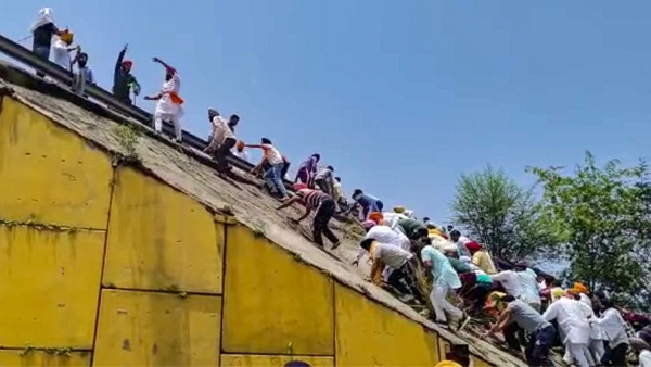 Farmers continue sitin Delhi Chandigarh NH-44 blocked, alternative routes here