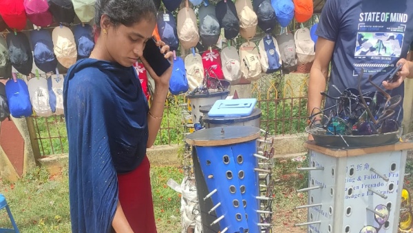 Drunk Youths Misbehaving With Roadside Seller In Chikkamagaluru Drunk Youths Misbehaving With Roadside Seller In Chikkamagaluru