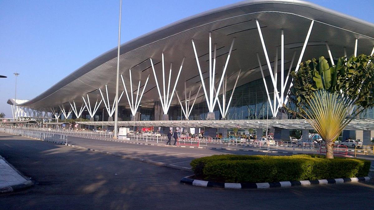 Airport Employee Allegedly Caught Stealing iPhones from Passengers Bag at Bengalurus KIA Airport Employee Allegedly Caught Stealing iPhones from Passengers Bag at Bengalurus KIA