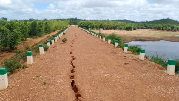 Mundagoda: Chigalli checkdam canal cracked within two years of repair Mundagoda: Chigalli checkdam canal cracked within two years of repair