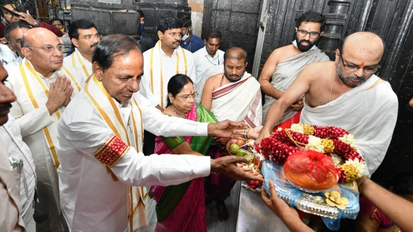 KCRs entry into Maharashtra in 600 cars is a development seen as a show of strength 