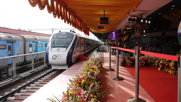 Modi flag off 5 Vande Bharat trains 