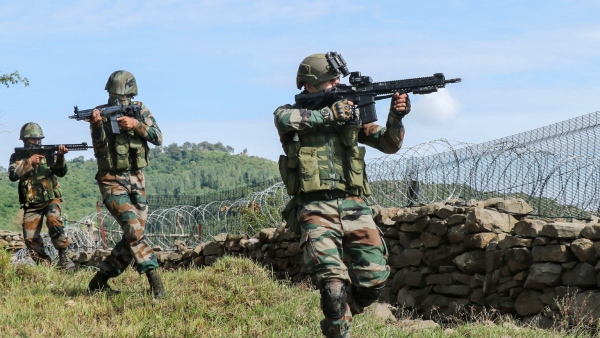 Pakistans SH-15 howitzer gun in Indian border