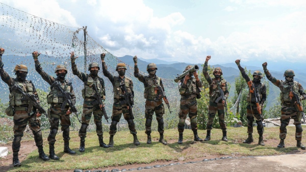 Pakistans SH-15 howitzer gun in Indian border