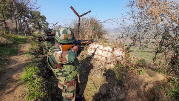Pakistans SH-15 howitzer gun in Indian border