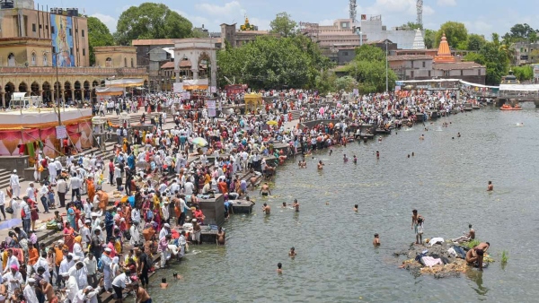 Lathicharge on Krishna devotees: Mughals Reincarnated In Maharashtra says Opposition