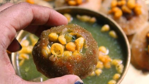 Pani Puri: Golgappa in moving train: Viral Video
