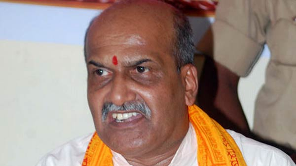 Pramod Muthalik Pleaded Karnataka Governor Not to Revoke Anti-cow Slaughter Law