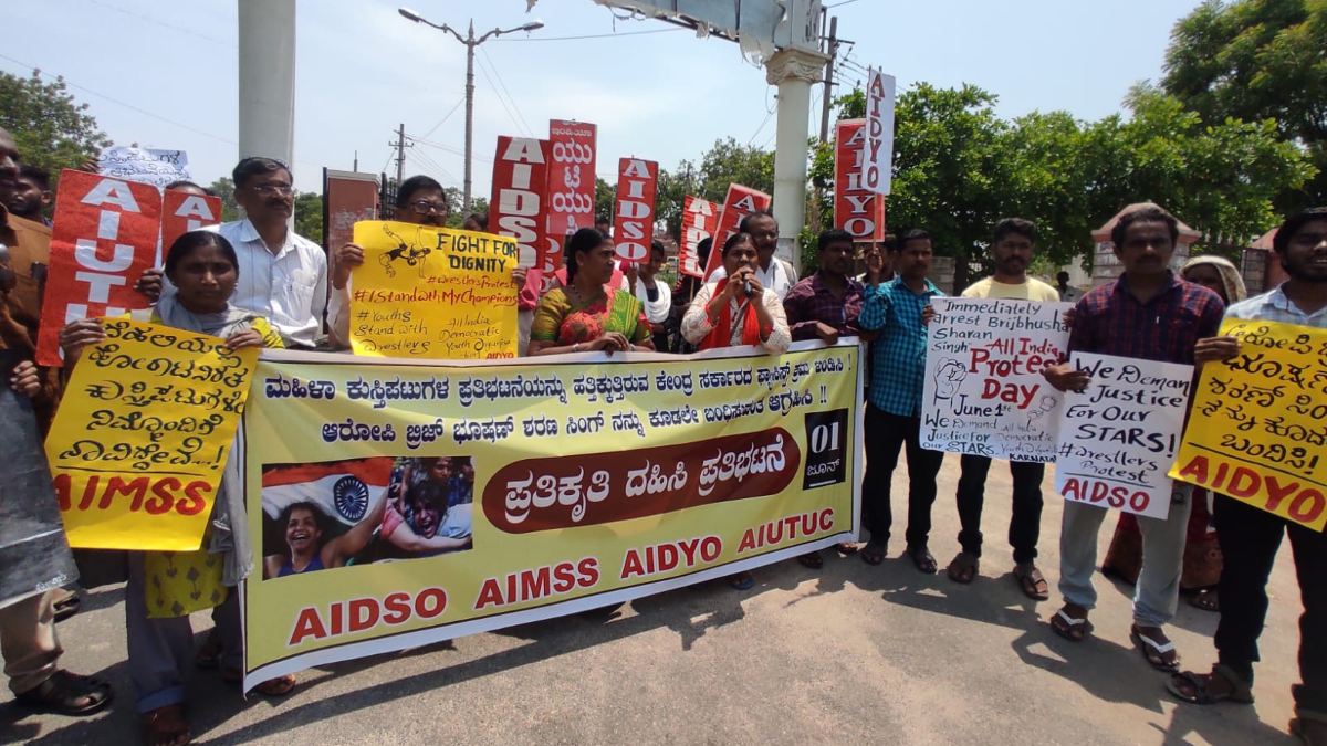 Replica burnt in Raichur demanding arrest of Brij Bhushan Sharan Singh