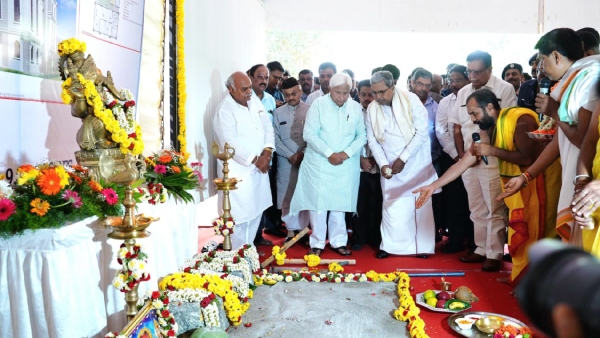 Bengaluru: CM Siddaramaiah worshiped wearing shoes!