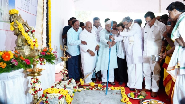 Bengaluru: CM Siddaramaiah worshiped wearing shoes!