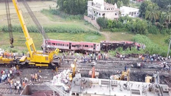 Odisha Train Accident: PM Modi call to Ashwini Vaishnaw For Take Stock Of Restoration Work