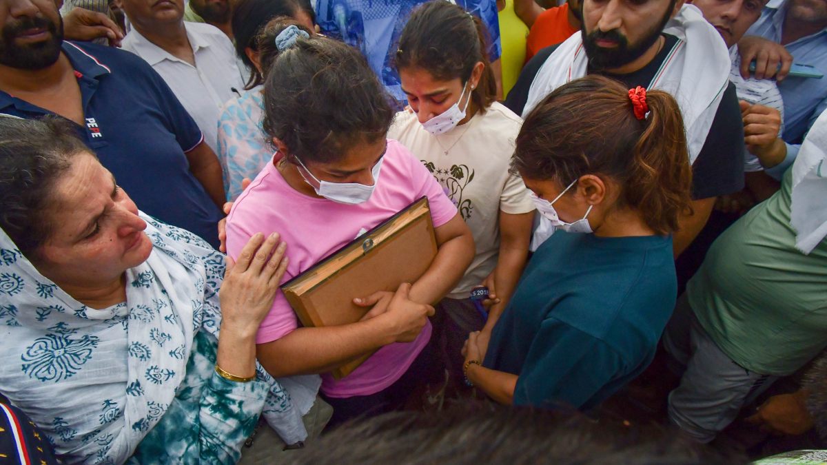 Farmers today hold mahapanchayat to discuss the issue, here updates