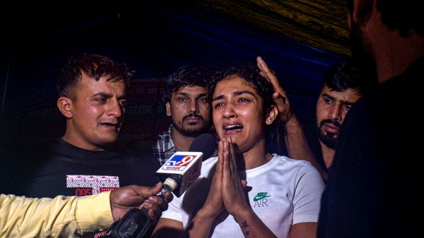 ಕುಸ್ತಿ ಫೆಡರೇಶನ್ ಮುಖ್ಯಸ್ಥರ ವಿರುದ್ಧ ಕ್ರಮಕ್ಕೆ ಐದು ದಿನಗಳ ಗಡುವು ಶನಿವಾರ ಕೊನೆಗೊಂಡ ನಂತರ ಪ್ರತಿಭಟನಾ ನಿರತ ಕುಸ್ತಿಪಟುಗಳು ಅಮಿತ್‌ ಶಾ ಅವರನ್ನು ಭೇಟಿಯಾಗಲು ಕೋರಿದ್ದರು. ಕುಸ್ತಿ ಒಕ್ಕೂಟದ ಮುಖ್ಯಸ್ಥರ ವಿರುದ್ಧದ ತಮ್ಮ ಪ್ರತಿಭಟನೆಯನ್ನು ನಿರ್ಲಕ್ಷಿಸಲಾಗಿದೆ ಎಂದು ಆರೋಪಿಸಿರುವ ಕುಸ್ತಿಪಟುಗಳು, ಕಳೆದ ತಿಂಗಳು ತಮ್ಮ ಪದಕಗಳನ್ನು ಹರಿದ್ವಾರದಲ್ಲಿ ಗಂಗಾ ನದಿಯಲ್ಲಿ ಮುಳುಗಿಸುವ ನಿರ್ಧಾರವನ್ನು ಪ್ರಕಟಿಸಿದ್ದರು. ಆದಾಗ್ಯೂ, ರೈತ ಮುಖಂಡ ನರೇಶ್ ಟಿಕಾಯತ್ ಅವರ ಮಧ್ಯಸ್ಥಿಕೆಯ ನಂತರ ಅವರು ತಮ್ಮ ಕಾರ್ಯಕ್ರಮವನ್ನು ತಾತ್ಕಾಲಿಕವಾಗಿ ಕೈಬಿಟ್ಟರು. ಇದಕ್ಕೂ ಮೊದಲು, ದೆಹಲಿ ಪೊಲೀಸರು ಪ್ರತಿಭಟನಾ ನಿರತ ಕುಸ್ತಿಪಟುಗಳು ಹೊಸ ಸಂಸತ್ತಿಗೆ ತಮ್ಮ ಪ್ರತಿಭಟನಾ ಮೆರವಣಿಗೆಯಲ್ಲಿ ಗಲಭೆ ನಡೆಸಿದ್ದಾರೆ ಎಂದು ಆರೋಪಿಸಿದ್ದರು. ಮೇ 28 ರಂದು ನಡೆದ ಮೆರವಣಿಗೆಯಲ್ಲಿ ಹಲವಾರು ಪ್ರತಿಭಟನಾಕಾರರನ್ನು ಬಂಧಿಸಲಾಗಿತ್ತು. ವಿಶ್ವ ಚಾಂಪಿಯನ್ ವಿನೇಶ್ ಫೋಗಟ್ ಮತ್ತು ಅವರ ಸೋದರ ಸಂಬಂಧಿ ಸಂಗೀತಾ ಫೋಗಟ್ ಅವರನ್ನು ಪೊಲೀಸರು ಹಲ್ಲೆಗೈದ ದೃಶ್ಯಗಳು ದೇಶಾದ್ಯಂತ ಆಕ್ರೋಶವನ್ನು ಎಬ್ಬಿಸಿತ್ತು. ಜಂತರ್ ಮಂತರ್‌ನಲ್ಲಿ ಕುಸ್ತಿಪಟುಗಳಿಗೆ ಪ್ರತಿಭಟನಾ ಸ್ಥಳಕ್ಕೆ ಅವಕಾಶ ನಿರಾಕರಿಸಿರುವ ದೆಹಲಿ ಪೊಲೀಸರು, ಇಂಡಿಯಾ ಗೇಟ್‌ನಲ್ಲಿ ಪ್ರತಿಭಟನೆ ನಡೆಸಲು ಸಹ ಅವಕಾಶ ನೀಡುವುದಿಲ್ಲ ಎಂದು ಹೇಳಿದ್ದರು. ಬ್ರಿಜ್ ಭೂಷಣ್ ಶರಣ್ ಸಿಂಗ್ ವಿರುದ್ಧ ಪೊಲೀಸರು ಎರಡು ಎಫ್ಐಆರ್ ದಾಖಲಿಸಿದ್ದಾರೆ. ಎರಡು ಎಫ್‌ಐಆರ್‌ಗಳಲ್ಲಿ ಆರು ವಯಸ್ಕ ಕುಸ್ತಿಪಟುಗಳ ಸಂಯೋಜಿತ ದೂರುಗಳನ್ನು ಆಧರಿಸಿದೆ. ಪ್ರತ್ಯೇಕ ಒಂದು ಅಪ್ರಾಪ್ತ ಕುಸ್ತಿಪಟುವಿನ ತಂದೆಯ ದೂರನ್ನು ಆಧರಿಸಿದೆ. ಕುಸ್ತಿಪಟುಗಳ ಪ್ರತಿಭಟನೆ ಕ್ರೀಡಾ ಕ್ಷೇತ್ರದ ಕೆಲವರು ಮತ್ತು ಹರಿಯಾಣ ರೈತರು ಬೆಂಬಲ ವ್ಯಕ್ತಪಡಿಸಿದ್ದಾರೆ. ಅಂತರಾಷ್ಟ್ರೀಯವಾಗಿ ಯುನೈಟೆಡ್ ವರ್ಲ್ಡ್ ವ್ರೆಸ್ಲಿಂಗ್ (UWW), ಕ್ರೀಡೆಯ ಆಡಳಿತ ಮಂಡಳಿಯು, ಕುಸ್ತಿಪಟುಗಳ ಬಂಧನವನ್ನು ಖಂಡಿಸಿ ಮತ್ತು ಬ್ರಿಕ್‌ ಭೂಷಣ್‌ ಸಿಂಗ್ ವಿರುದ್ಧ ತನಿಖೆ ನಡೆಸಬೇಕೆಂದು ಕೋರಿದೆ. 45 ದಿನಗಳಲ್ಲಿ ಕುಸ್ತಿ ಮಂಡಳಿಗೆ ಹೊಸ ಚುನಾವಣೆಗಳನ್ನು ನಡೆಸುವಂತೆ UWW ಭಾರತೀಯ ಒಲಿಂಪಿಕ್ ಅಸೋಸಿಯೇಷನ್ ​​(IOA) ಗೆ ತಿಳಿಸಿದೆ. ಹಾಗೆ ಮಾಡಲು ವಿಫಲವಾದರೆ ಫೆಡರೇಶನ್ ಅನ್ನು ಅಮಾನತುಗೊಳಿಸಬಹುದು ಎಂದುಎಚ್ಚರಿಸಿದೆ.