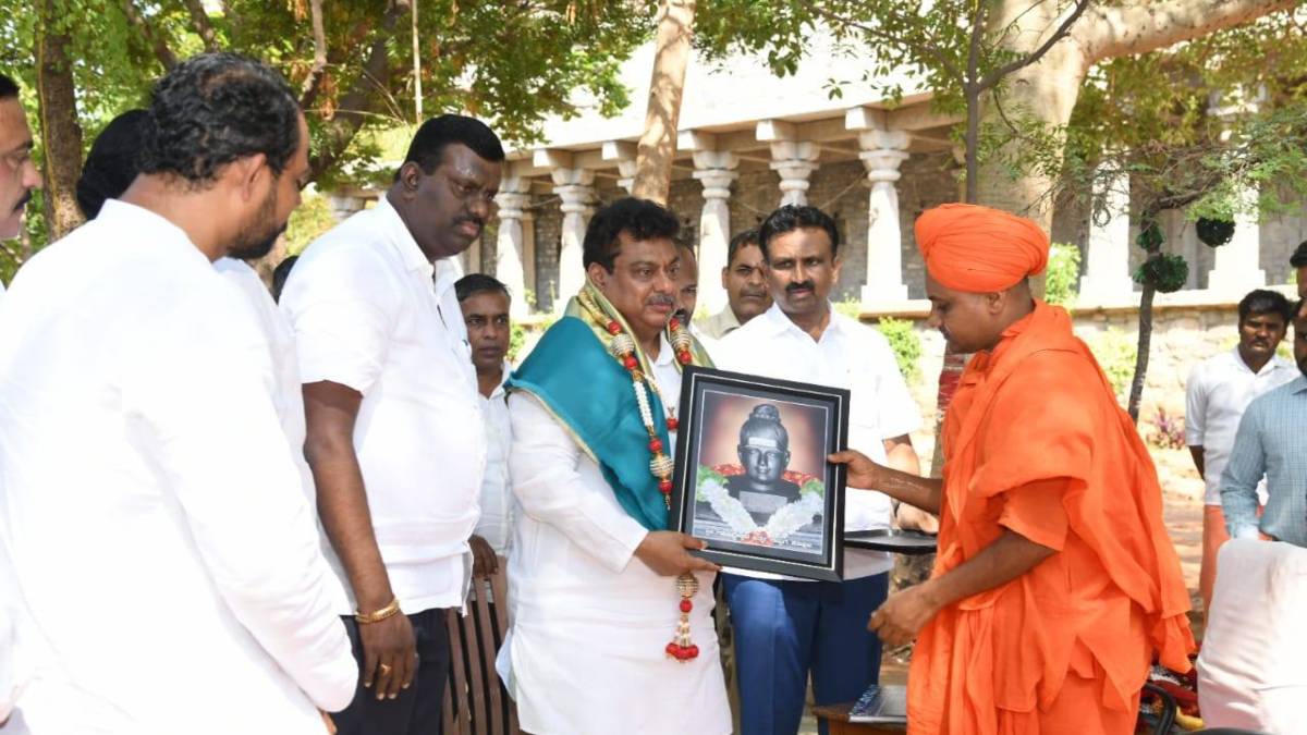 Tweet fight Between MB Patil and Yatnal over Chakravarthy sulibele issue