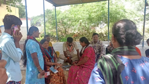 Raichur People Rushed To Nationalized Bank For Aadhaar Link To Bank Accounts Raichur People Rushed To Nationalized Bank For Aadhaar Link To Bank Accounts