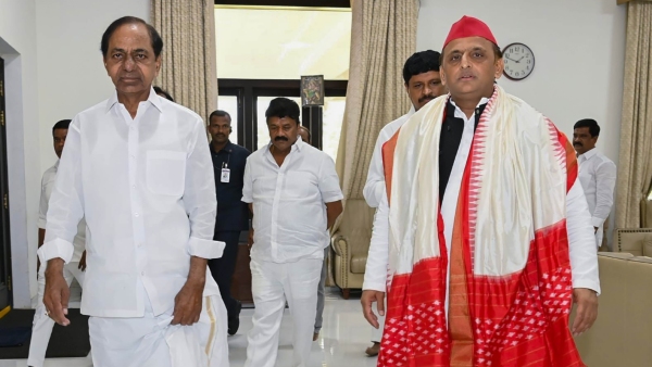 Akhilesh Yadav Meets Telangana CM 