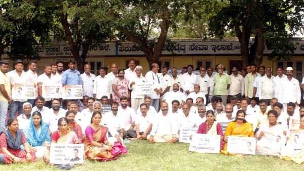 Congress silent protest condemning rahul gandhis Parliament seat disqualification in chamarajanagar