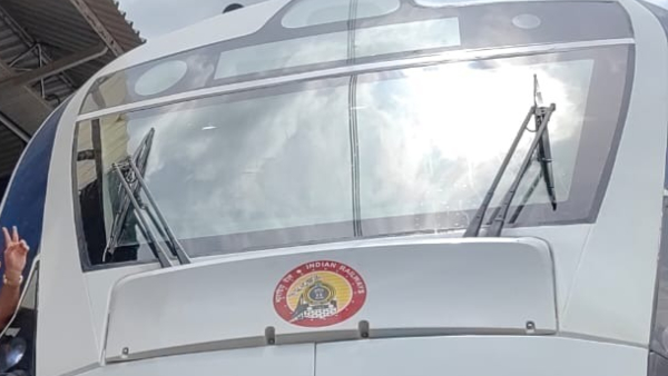 Vande Bharat Express: Stone pelting on Dharwad-Bangaluru Vande Bharat Express train near Davangere Vande Bharat Express: Stone pelting on Dharwad-Bangaluru Vande Bharat Express train near Davangere