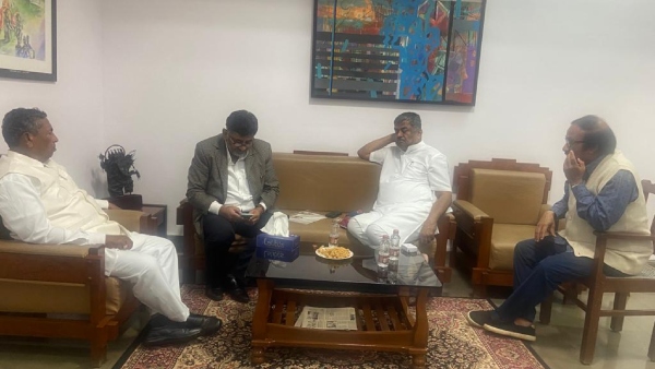 Karnataka dcm dk shivakumar meets bk hariprasad amid controversial statement on CM Siddaramaiah