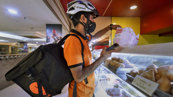 Life insurance of Rs 4 Lakh to e-commerce delivery employees working with Swiggy, Zomato, Amazon