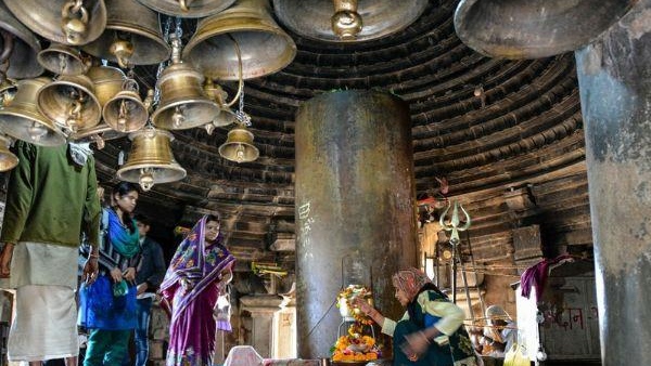  Five famous Shivalinga temples in India 