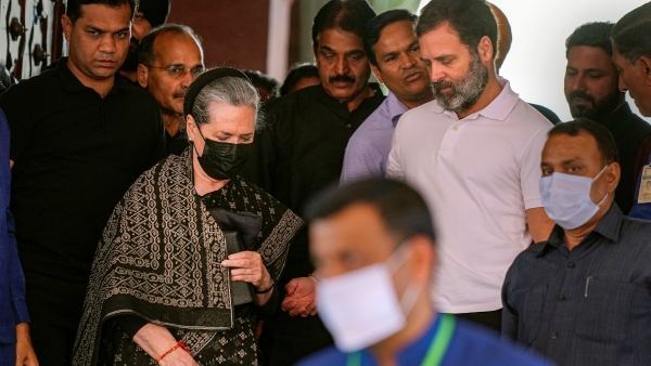 Flight Makes Emergency Landing Flight Makes Emergency Landing