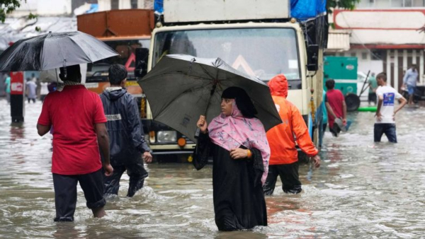 Heavy rain is lashing many districts 