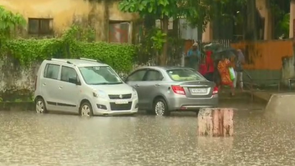 Heavy rain in Karnataka continues and leave announced to Schools