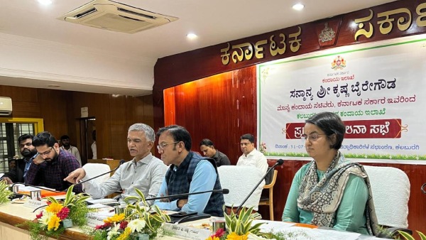 Krishna Byre Gowda held Kalburgi Division Revenue Department’s review meeting