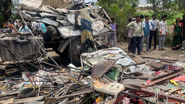  Maharashtra Truck Accident: Truck Plows Into Hotel, Claiming 10 Lives