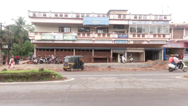 Owner decided to move entire building for expansion of highway in Kaikamba Owner decided to move entire building for expansion of highway in Kaikamba