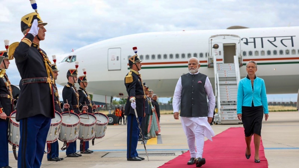 Prime Minister Narendra Modi received a grand welcome in Paris 