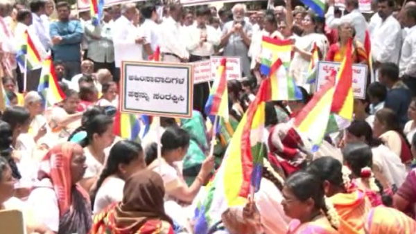 Protest by Jain community in Dharwad condemning the Kamakumaranandi maharajs murder 